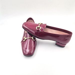 Mocasín en charol craquelado y con adorno de estribo o cadena y suela antideslizante