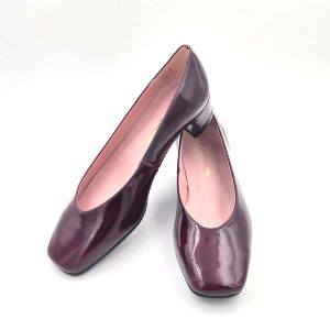 Zapato salón con la punta cuadrada en napa piel y y tambien en charol con suela de goma.