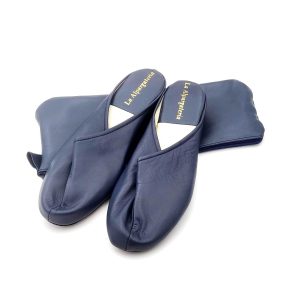 Zapatilla de viaje en napa piel con suela silenciosa y con estuche