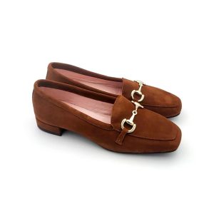 Mocasin clasico para mujer en piel ante con adorno de cadena y suela antideslizante