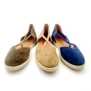 Alpargata en ante con elásticos cruzados y suela de yute.