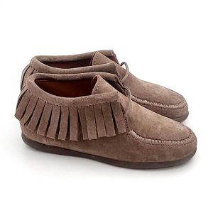 Bota flecos en piel serraje con cierre de cordones y con suela de goma al tono antideslizante