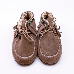 Botita tipo Wallabi en ante con adorno y con fleco y cierre de cordones