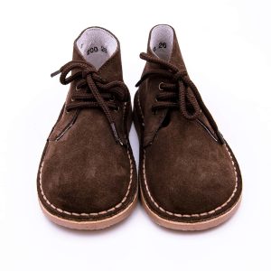 Bota clásica Safari o tradicionalmente llamada pisa cacas con cordones en piel serraje