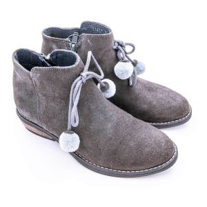 Bota en ante con adorno de borlas y con suela de piel