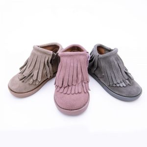 Botita en piel ante con adorno de flecos y con cierre de cremallera y suela de goma antideslizante