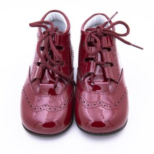Botita para niños y niñas en piel charol con cierre de cordones y con suela antideslizante