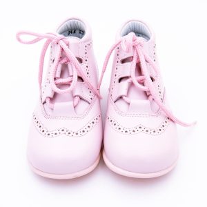 Botita para los niños y niñas en napa piel con cierre de cordones y suela de goma al tono