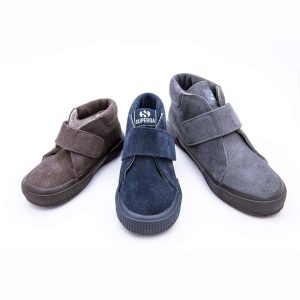 Bota en piel serraje con cierre de velcro y suela gruesa aislante del frio.