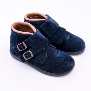 Botita en ante con cierre de velcro y con suela de goma