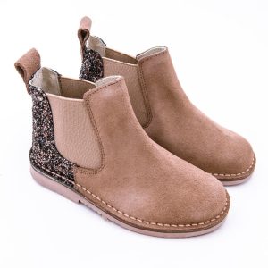 Bota botín tipo montar en piel ante con gomas a los lados y suela rugosa y talón con brillos