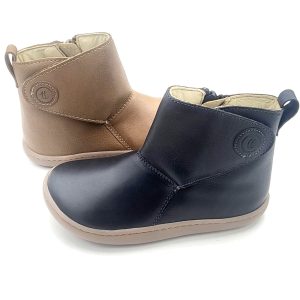 Botita RESPETUOSA para niñas en napa piel con cierre de velcro y suela de goma