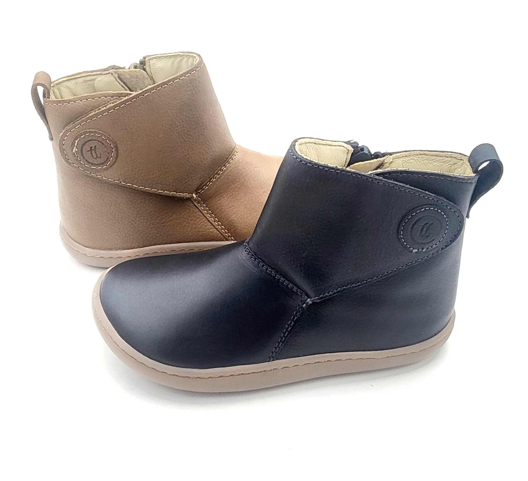 Botita RESPETUOSA para niñas en napa piel con cierre de velcro y suela de goma