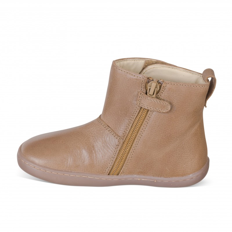 Botita RESPETUOSA para niñas en napa piel con cierre de velcro y suela de goma - Imagen 9