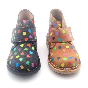 Botita tipo safari con diseño de corazones y con cierre de velcro y suela de goma