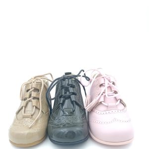 Botita para niños y niñas en piel charol con cierre de cordones y con suela antideslizante Zapatitos