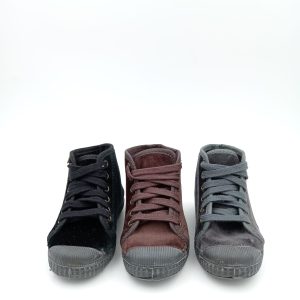 Botita tipo converse de terciopelo con puntera de goma con cierre de cordones y suela de goma antideslizante