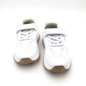 Playera deportiva en piel de la marca Gorila y con cierre de velcro y suela de goma aislante del frio