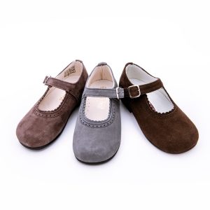 Mercedita en ante piel con cierre de hebilla y con suela de vestir