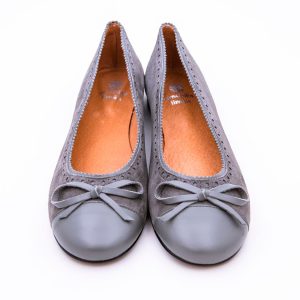 Parisina en piel ante con picados y adorno de lazo y suela de goma