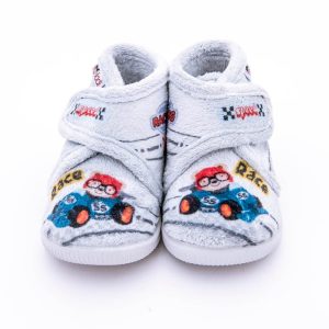 Zapatilla botita para casa de niños con diseño de coches con cierre de velcro y con suela de goma.