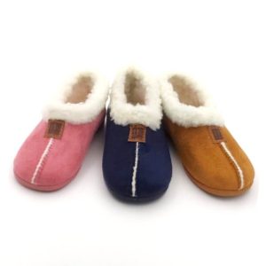 Zapatilla cerrada con borreguito blanco y suela flexible