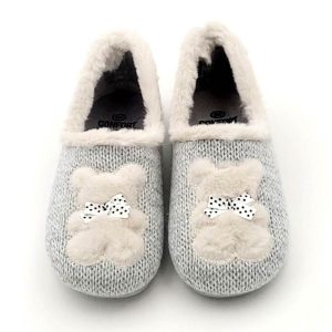 Zapatilla casa cerrada con adorno de osito.