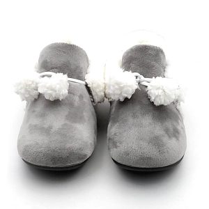 Zapatilla cerrada con borlas y borreguito interior