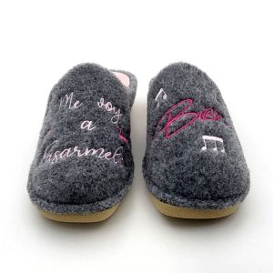 Zapatilla casa descalza motivo musical