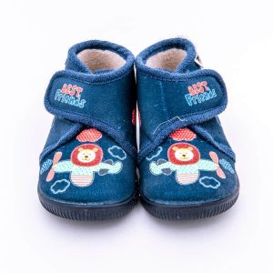 Zapatilla para casa tipo botita con diseño de aviones cierre de velcro y suela antideslizante