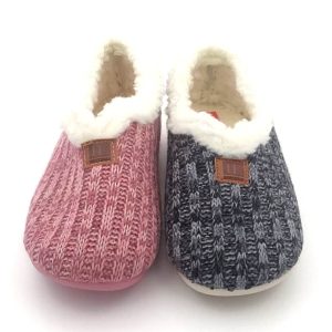 Zapatilla para casa con cuello de boreguito y con suela de goma antideslizante