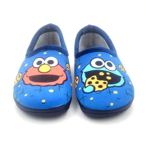 Zapatilla infantil cerrada con dibujos de monstruos come galletas