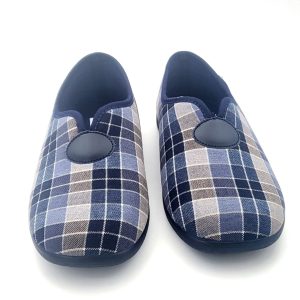 Zapatilla Cerrada Cuadros Detalle Pico