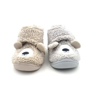 Botita para casa de peluche con velcro de la marca GORILA.