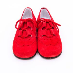 Zapato en piel ante con cierre de cordones y con suela antideslizante de la marca HAMITONS