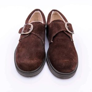 Zapato en ante con cierre de hebilla y suela de goma