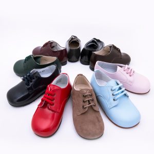 Zapato inglés de vestir con cierre de cordones y con suela de goma antideslizante