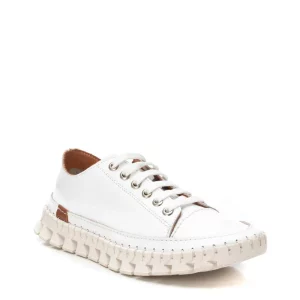 Deportiva o playera en napa piel con cierre de cordones y suela de goma