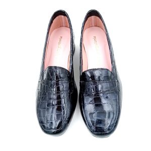 Zapato mocasín en charol negro con tacón y suela de goma aislante.