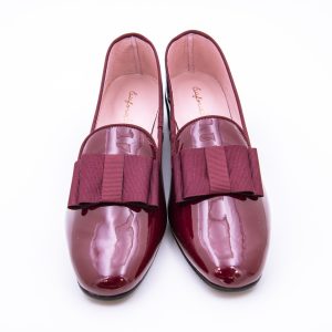 Zapato de tacón fabricado en charol negro o charol burdeos con suela antideslizante