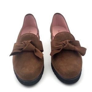 Zapato  en piel ante y con adorno de lazo zapatero clásico con tacón corrido en suela eva  aislante del frio