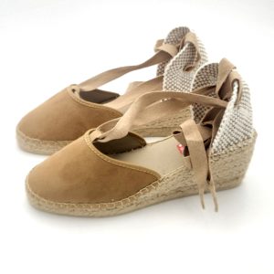 Alpargata de ante con cuña de 5 cm y cintas para atar.