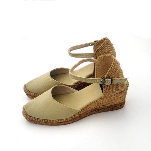 Alpargata tipo mercedita con la puntera remontada y con cierre de hebilla de la marca Gaimo