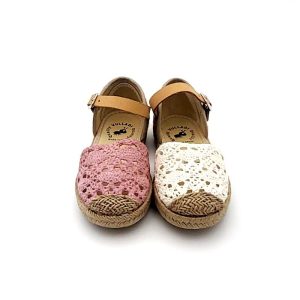 Alpargata para niñas en tejido de macramé con ciere de correa y con suela de goma