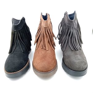  Bota con FLECOS, puntera y cierre con cremallera en piel serraje.