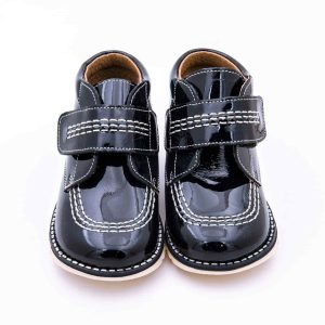 Botita para niños en piel charol con cierre de velcro y suela de goma gruesa aislante del frío.