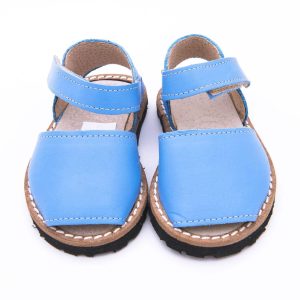 Menorquina en piel con cierre de velcro y suela de goma