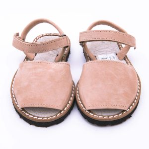 Menorquina En Ante Con Cierre De Velcro Y Suela De Goma Antideslizante.