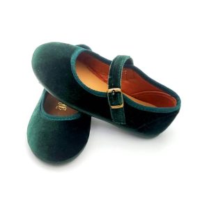 Mercedes mamas respetuosas barefoot con puntera super ancha en terciopelo con cierre de hebilla y suela de goma