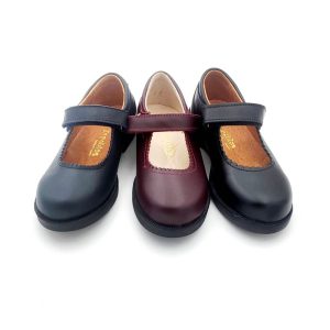 Colegial Mercedita En Napa Piel Con Cierre De Velcro Y suela De Goma Reforzada.